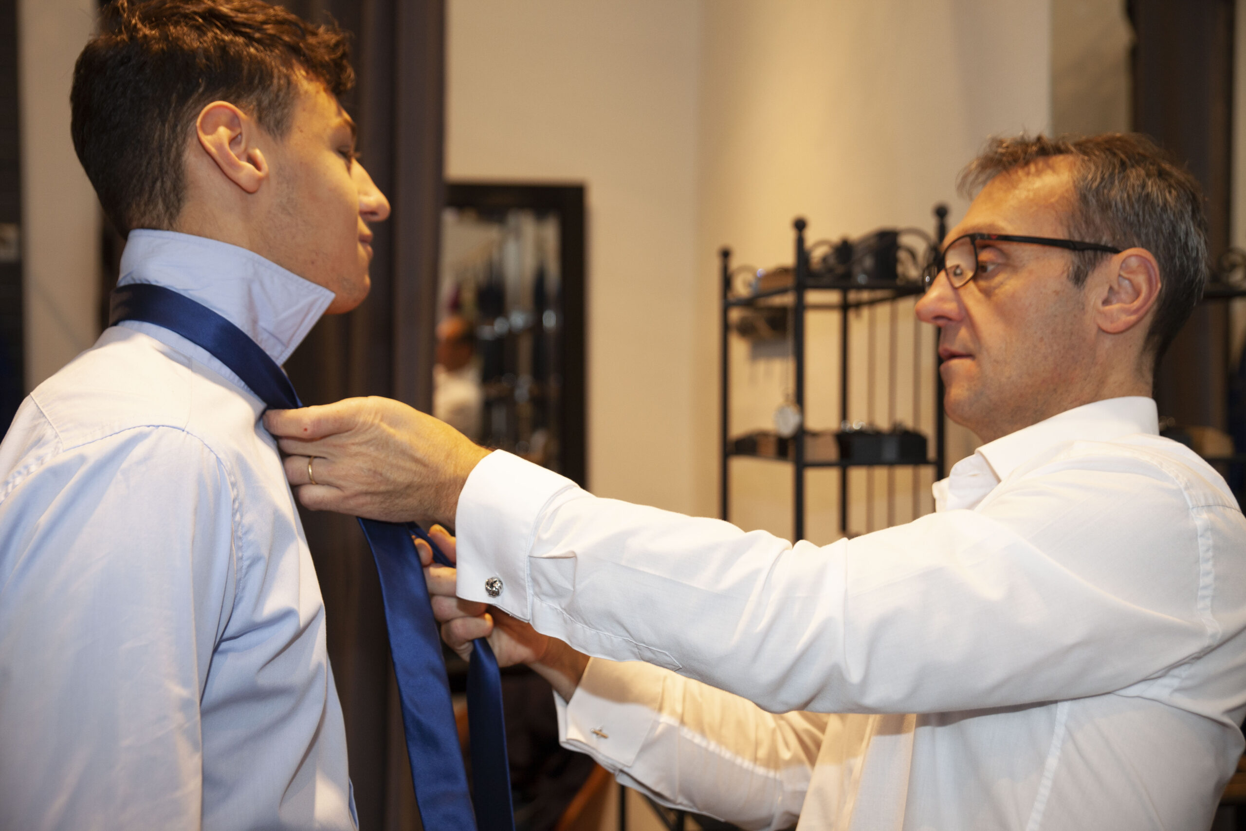jeff append à ses client l'art du nœud de cravate