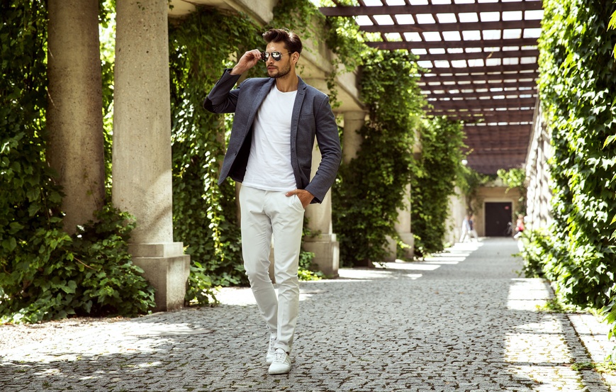 plier son costume dans sa valise pour un voyage a grenoble avec jeff le tailleur