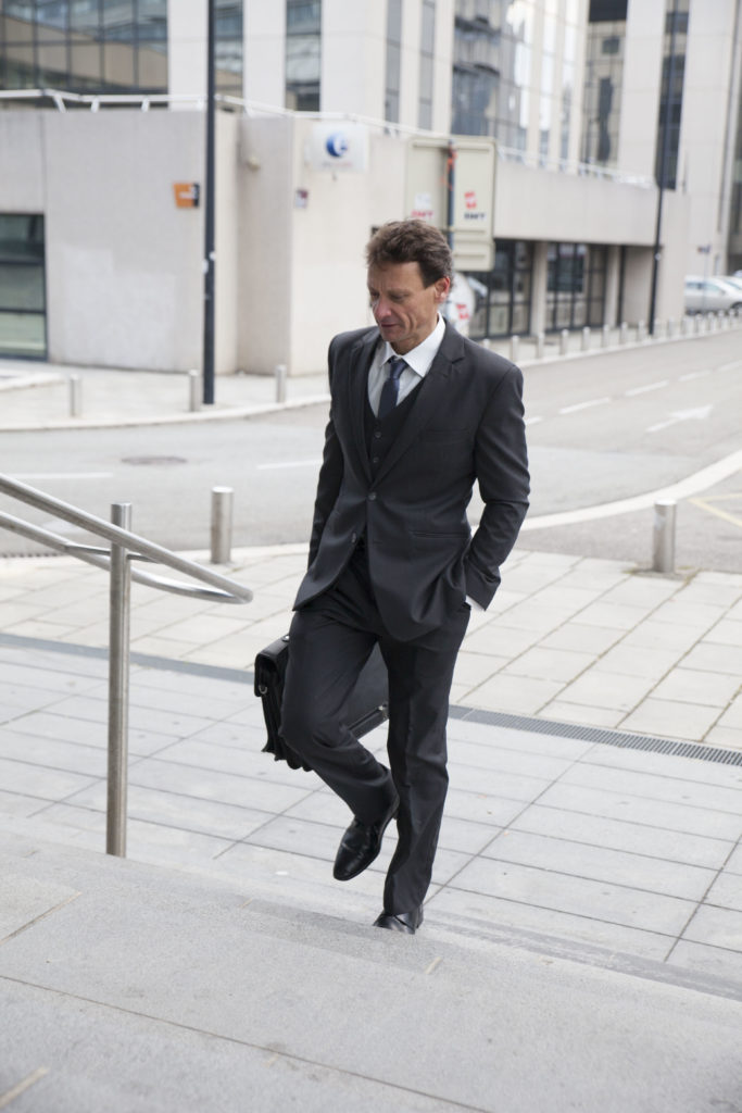 plier son costume dans sa valise pour un voyage a grenoble avec jeff le tailleur