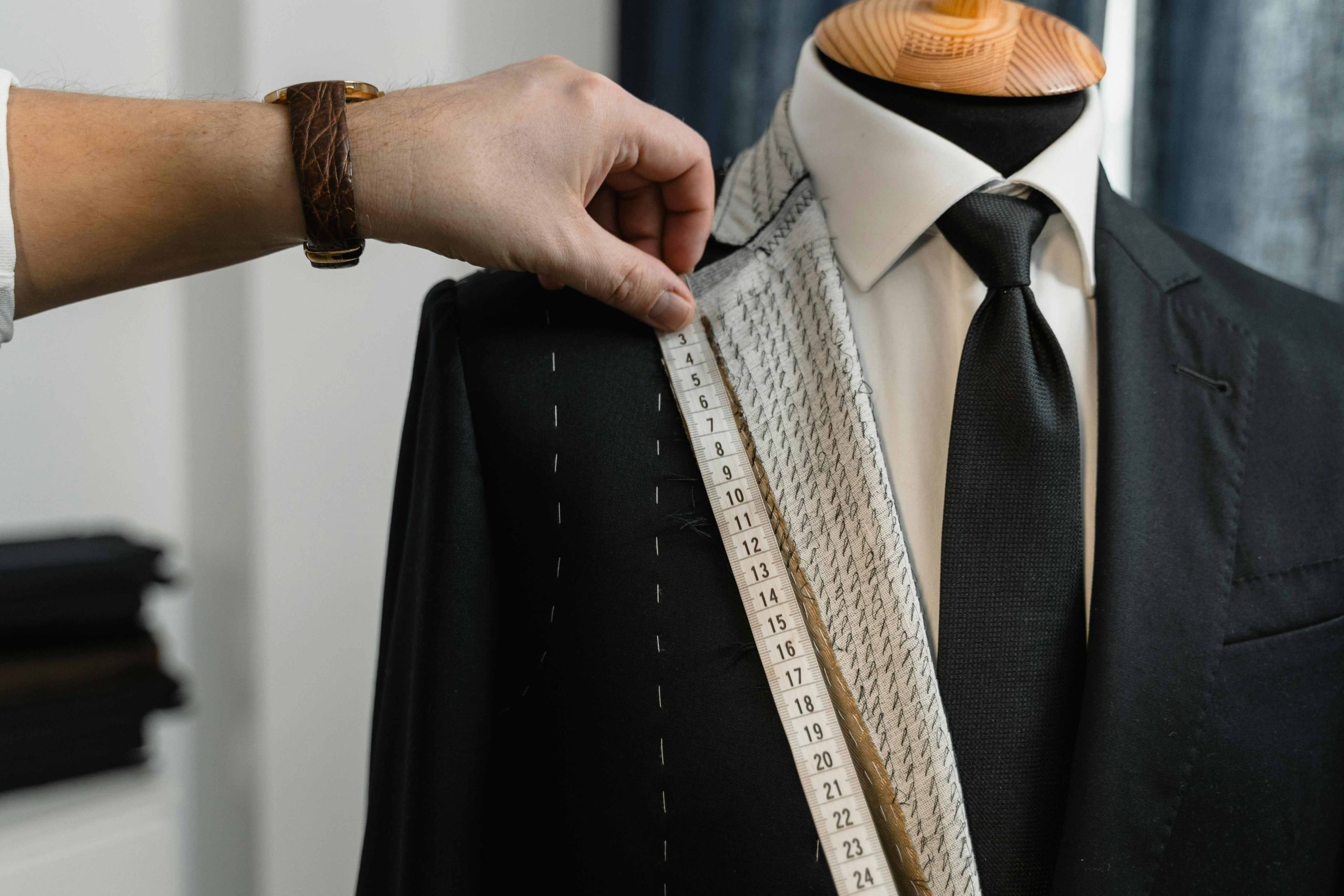 pexels-tima-miroshnichenko-6766284-compressed Bouton de manchette homme sur mesure par signe jeff createur à grenoble