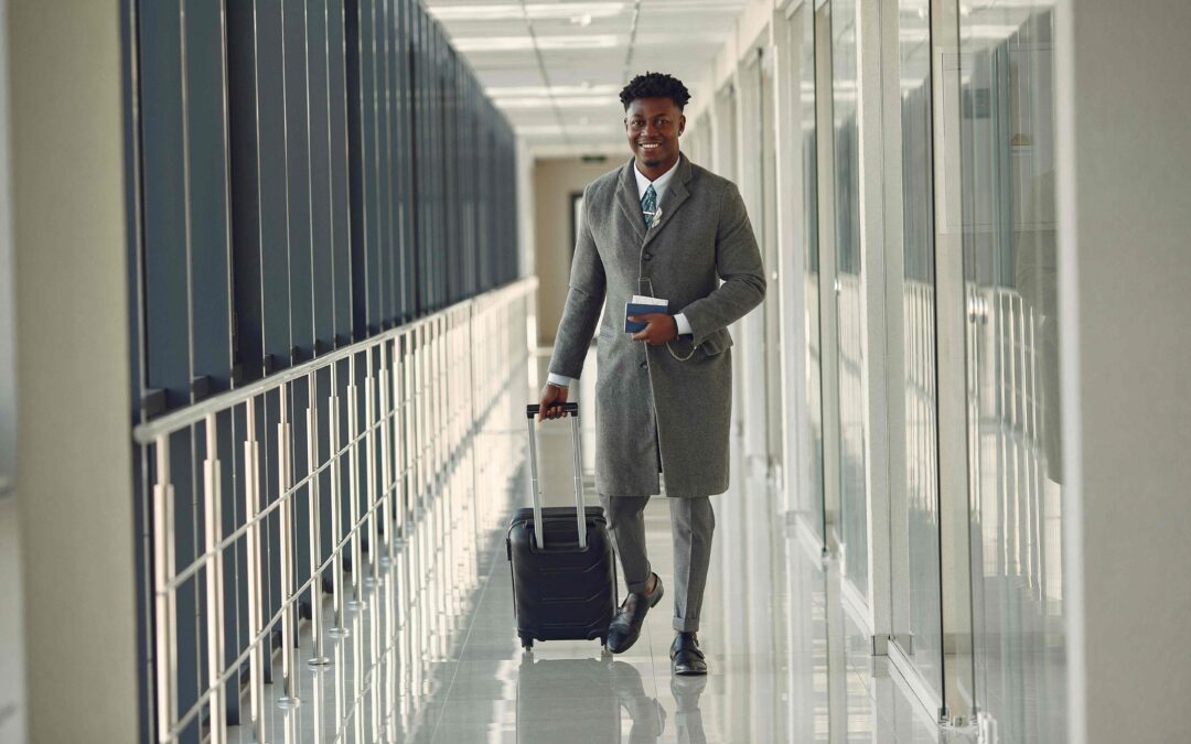 plier son costume dans sa valise pour un voyage a grenoble avec jeff le tailleur