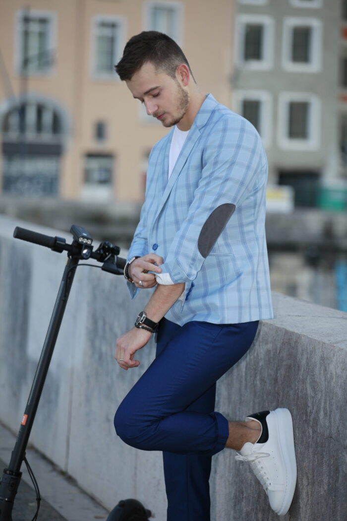 plier son costume dans sa valise pour un voyage a grenoble avec jeff le tailleur