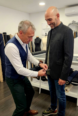 plier son costume dans sa valise pour un voyage a grenoble avec jeff le tailleur