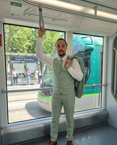 plier son costume dans sa valise pour un voyage a grenoble avec jeff le tailleur